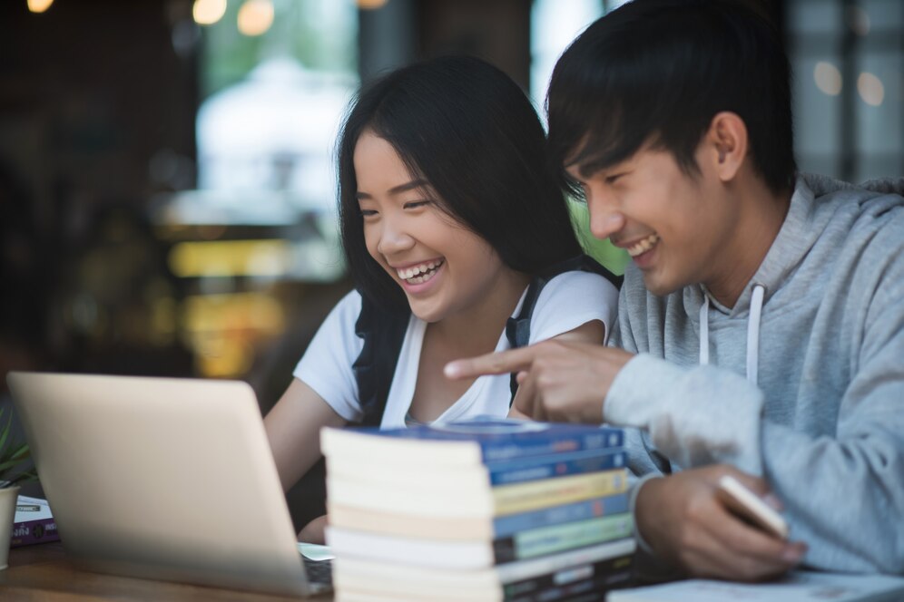 Small Group English Lessons (3–4 Learners, 6-Class Package)